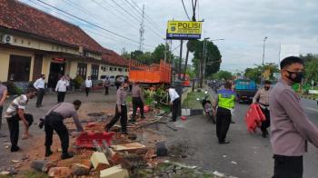 Truk Tabrak Mapolsek Sentolo, Diduga Kurang Konsentrasi dan Kurang Hati-Hati!